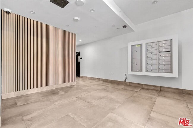 Building Photo - 1537 S Wilton Pl