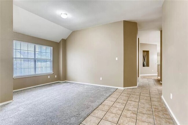 Él - 414 Steeplechase Dr