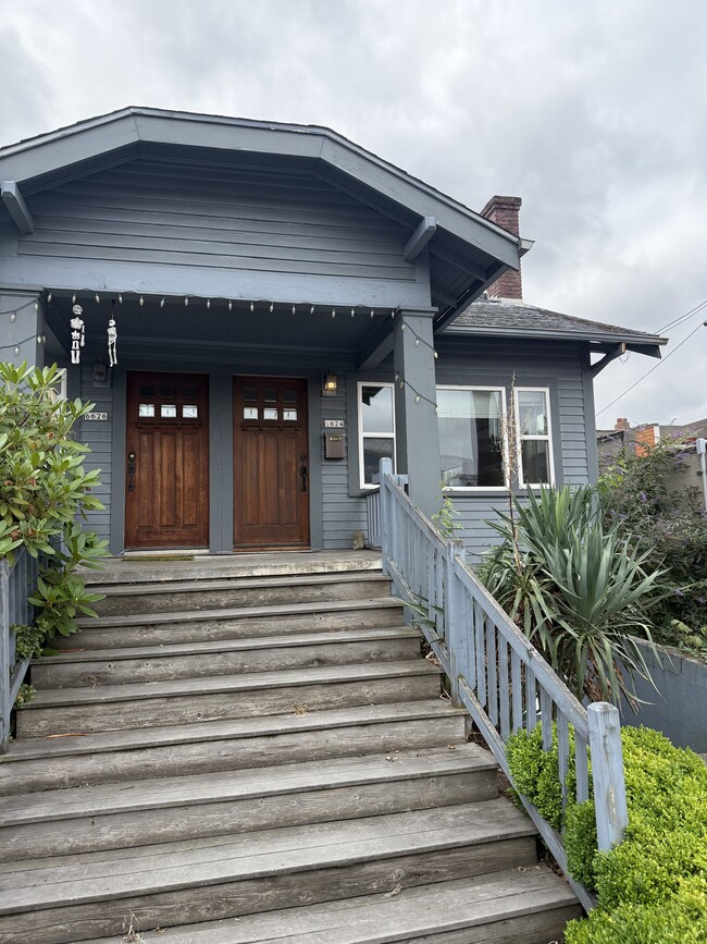 Building Photo - 6624 NE Sandy Blvd