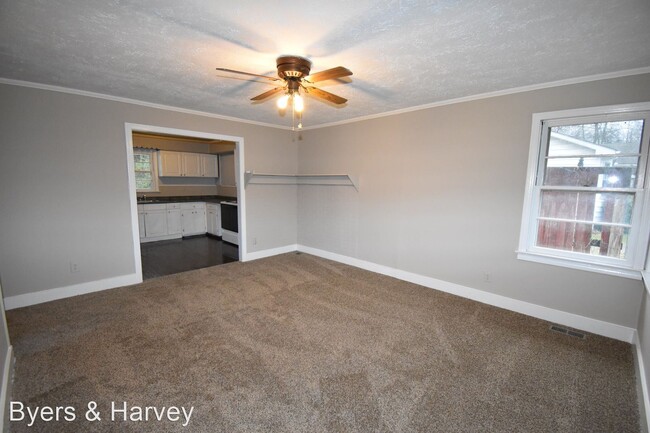 Building Photo - 3 br, 1 bath House - 141 West Rossview Road