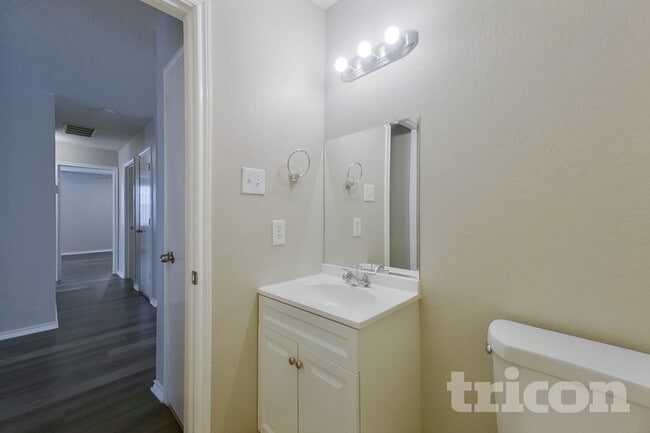 Foto del edificio - 2029 W Grove Ln