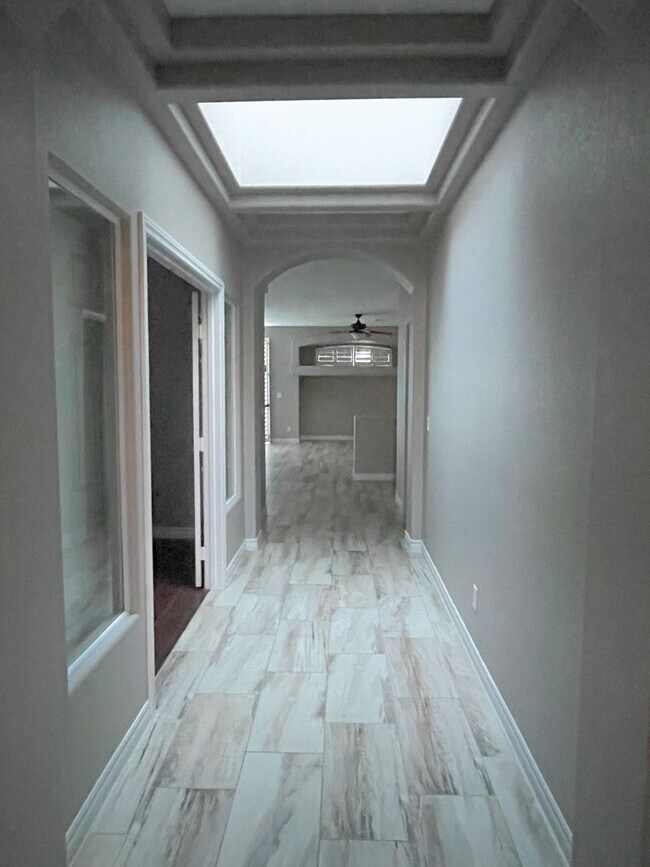 Foto del edificio - Newly remodeled one story in the highly de...