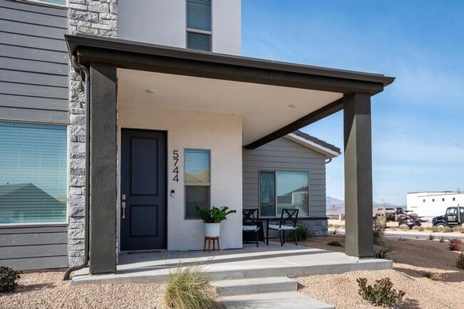 Building Photo - Desert Color Townhome 4-Bedrooms!
