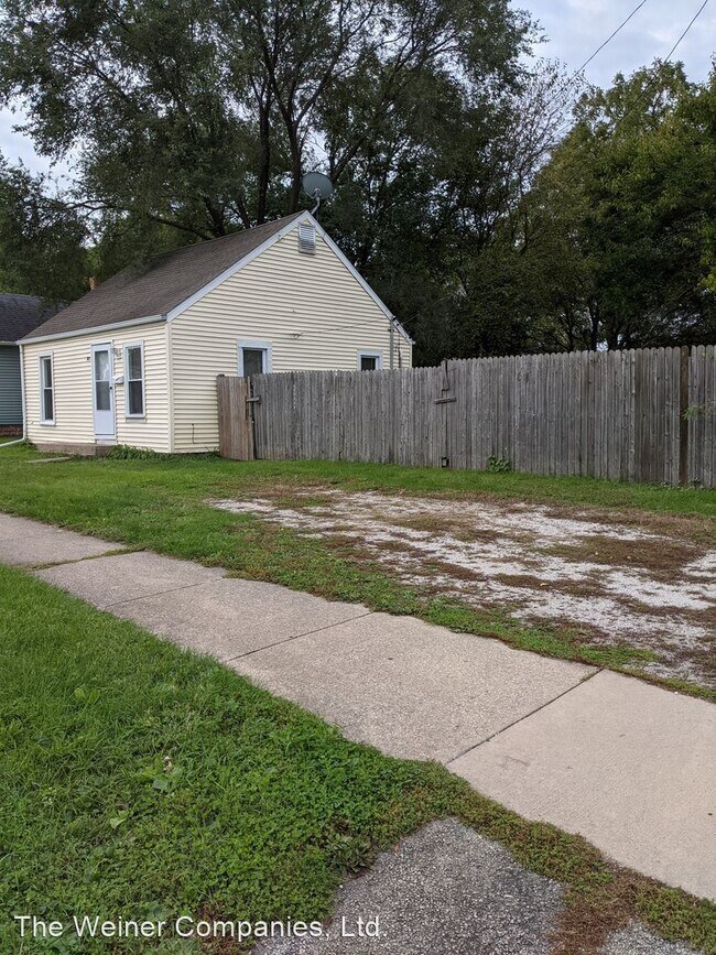 Building Photo - 2 br, 1 bath House - 703 N. Fifth St.