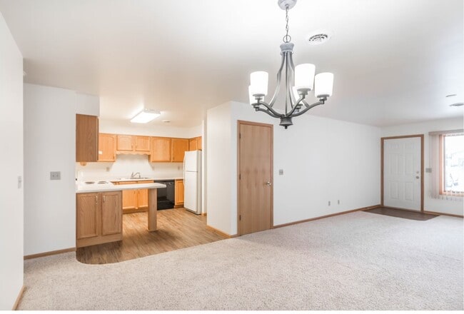 Building Photo - 1700 Country Dr