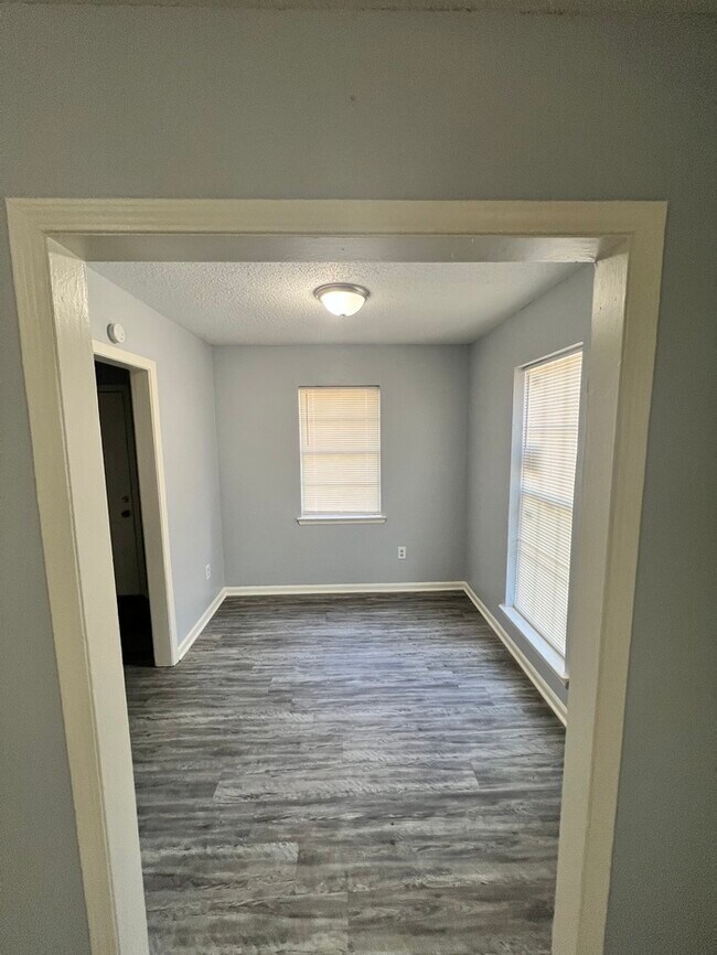 Building Photo - 2901 Elbert Dr