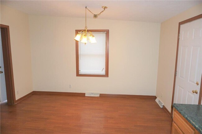 Building Photo - 3925 Ireland Dr