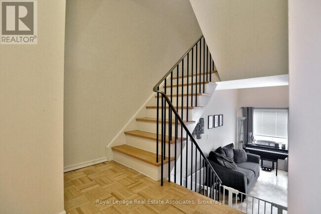 Building Photo - 1270-1270 Gainsborough Dr