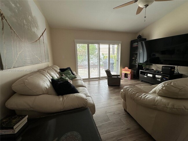 Building Photo - 13970 Beechwood Ct