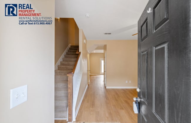 Building Photo - Great 3 bdrm end unit townhome! Washer/Dry...