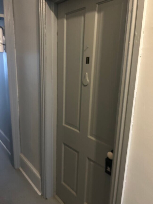 Building Photo - 27 W Seminary St