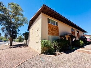 Building Photo - 915 N Venice Ave