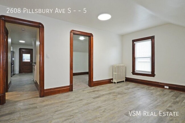Foto del edificio - Spacious and Updated 4 Bed, 1 Bath Apartme...