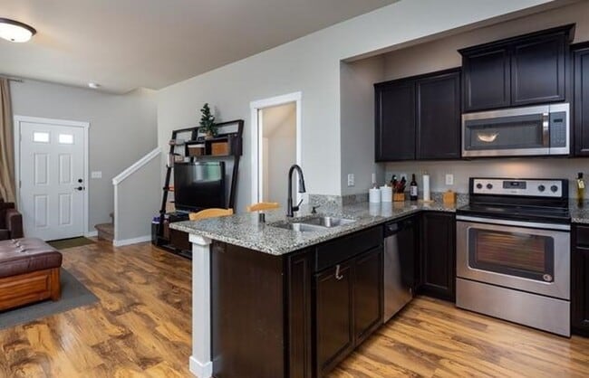 Building Photo - Lovely 2 Bedroom Townhouse - Pets Possible