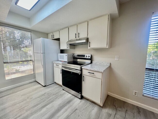 Building Photo - AVAILABLE NOW!! Recently Renovated 2 Bedroom 2 Bathroom Condo in Palm Springs!