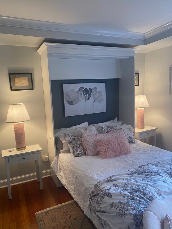 Murphy bed - 906 S Washington St