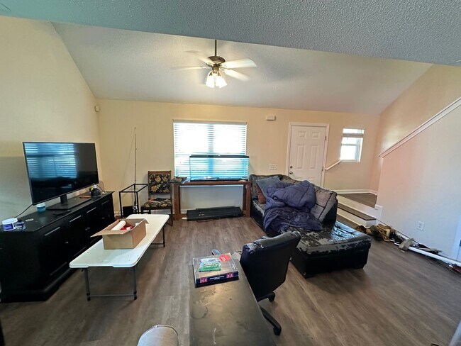 Building Photo - All the Amenities for a Great Price - Brid...