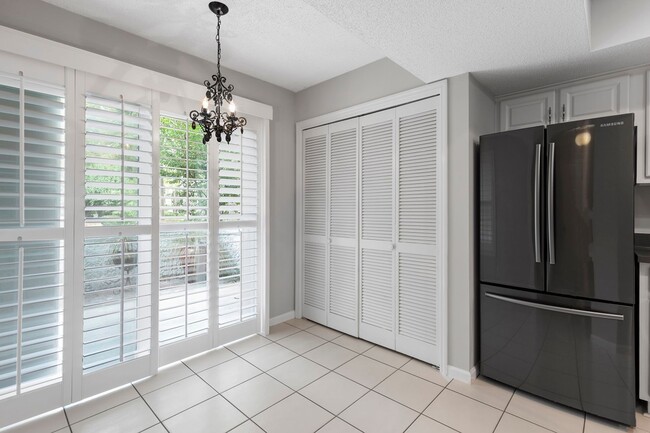 Building Photo - Stunning and Spacious 3 Bedroom, 2.5 Bath,...