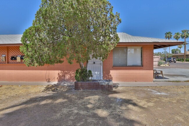 Foto del edificio - 2245 W Glenrosa Ave