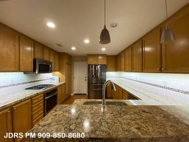 Foto del edificio - Irvine Furnished 2 Bedroom Home