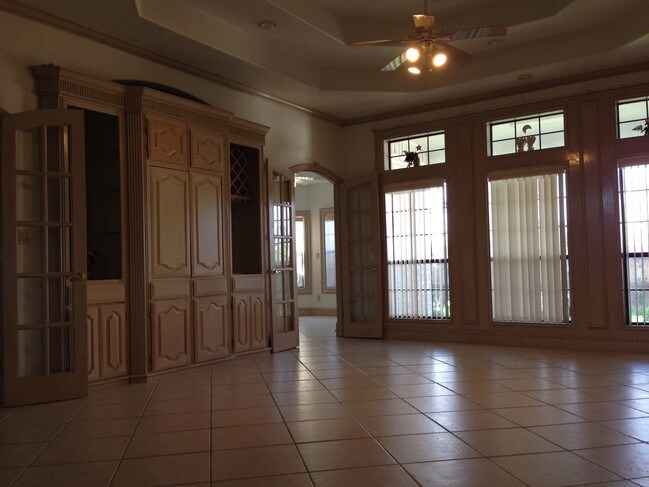 Building Photo - 508 E Redbud Ave