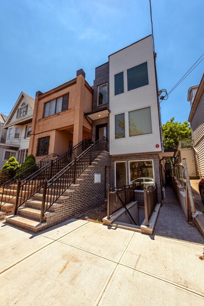 Building Photo - 827 Pavonia Ave