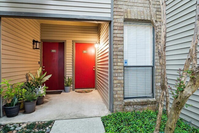 Building Photo - 2025 Augusta Dr