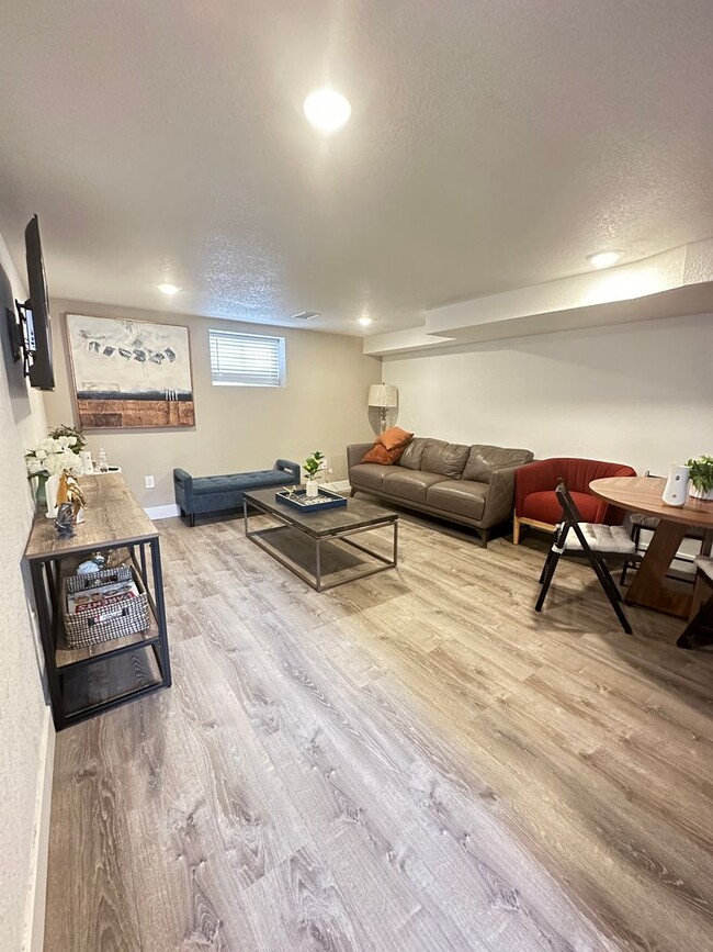 Building Photo - HOT TUB & Grill Shared backyard 2bedroom 1...