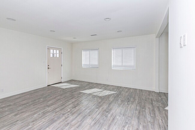 Building Photo - 13936 Vanowen St