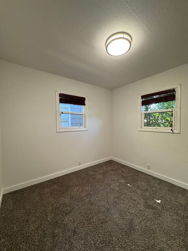 Foto del edificio - 2-Bedroom Duplex for Rent Near Downtown
