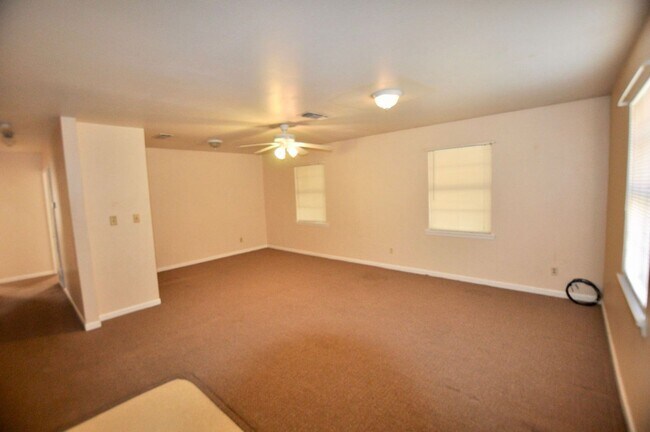 Foto del edificio - FOR LEASE! 2 BR - 1BA - Frame Home with Carport in Great Location in Weatherford.