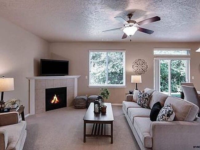 Building Photo - Spacious 3 bedroom, 3 bath home in desirab...