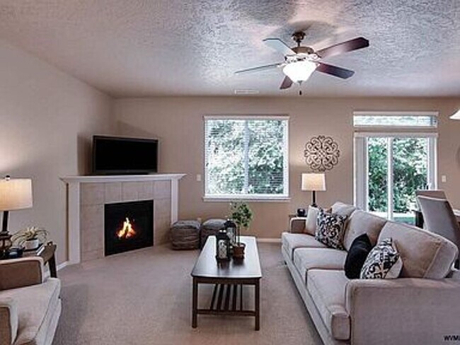 Foto del edificio - Spacious 3 bedroom, 3 bath home in desirab...