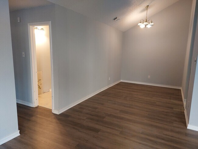 Building Photo - 15007 Eagle Run