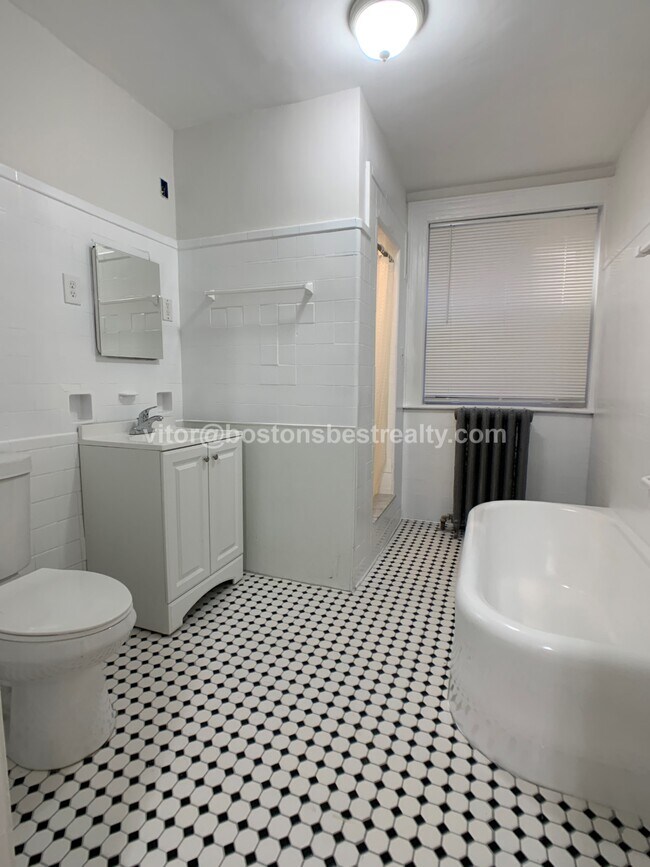 Building Photo - 465 Park Dr