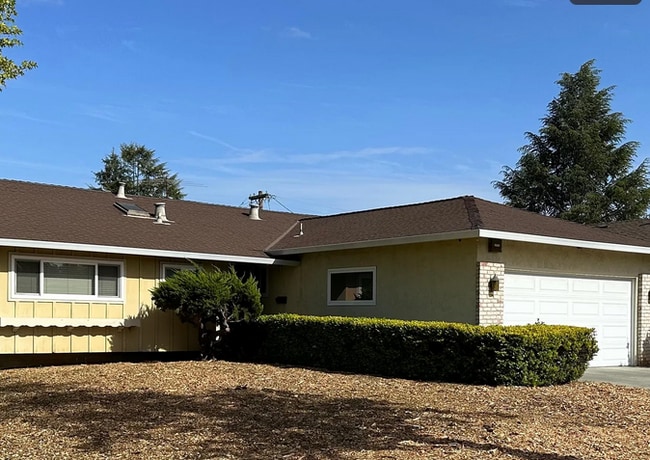 Building Photo - 1548 Heron Ave