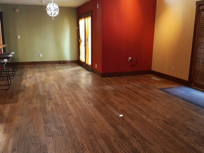 Building Photo - 3 Bedroom, 2 Bathroom Home! Schedule a Showing Today!
