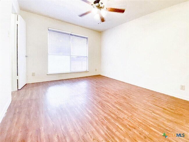 Foto del edificio - 106 Hughson Ct