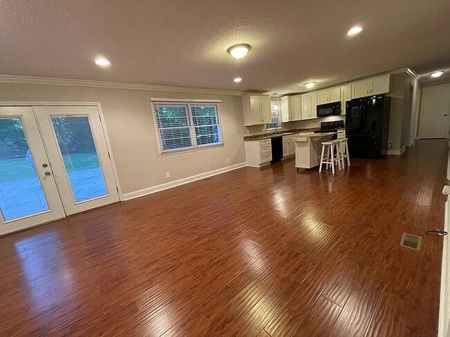 Building Photo - 4013 Woodside Dr
