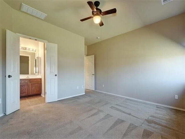 Building Photo - Gorgeous 3/2/2 home in Shadowglen!