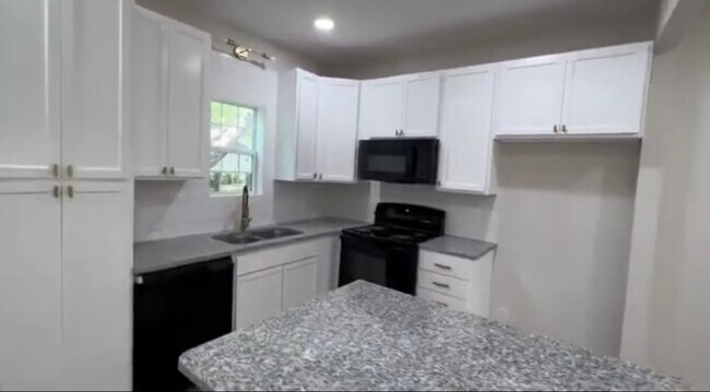 Building Photo - 2115 Reuter Ave