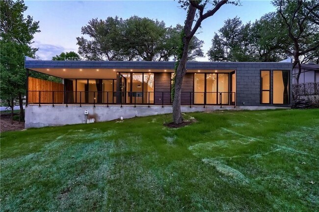 Foto del edificio - 9400 Shady Oaks Dr