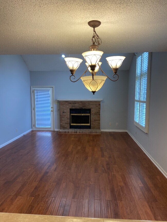 Amplio salón con chimenea de gas. - 10401 Ravenbrook Ln