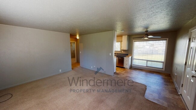 Building Photo - 124 NE Ash Ave