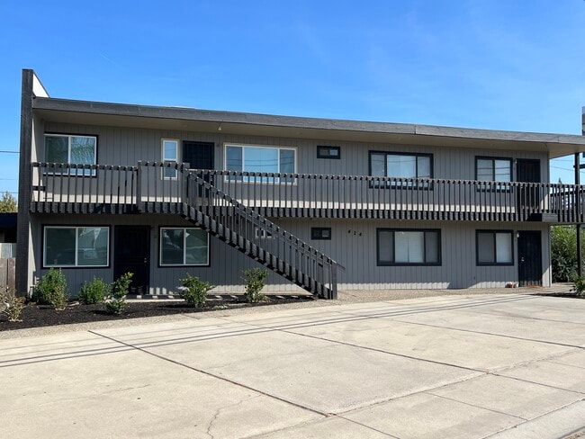 Building Photo - 424 Frontage Rd