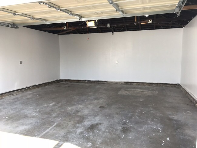 Building Photo - 8626 El Manor Ave