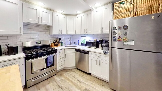 Foto del edificio - Rehabbed Duplexed NorthHalsted Two Bedroom...