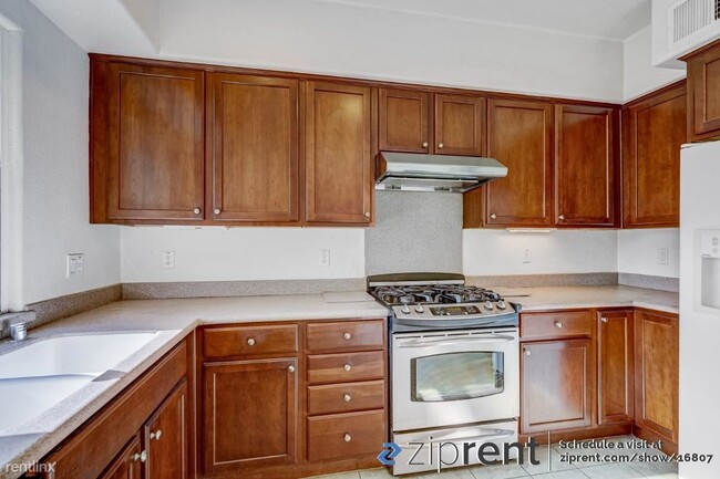 Building Photo - 3 br, 2.5 bath Townhome - 2707 Holly Stree...