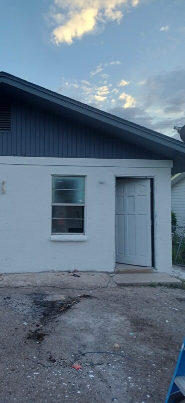 Building Photo - 906 E Lucas Ave