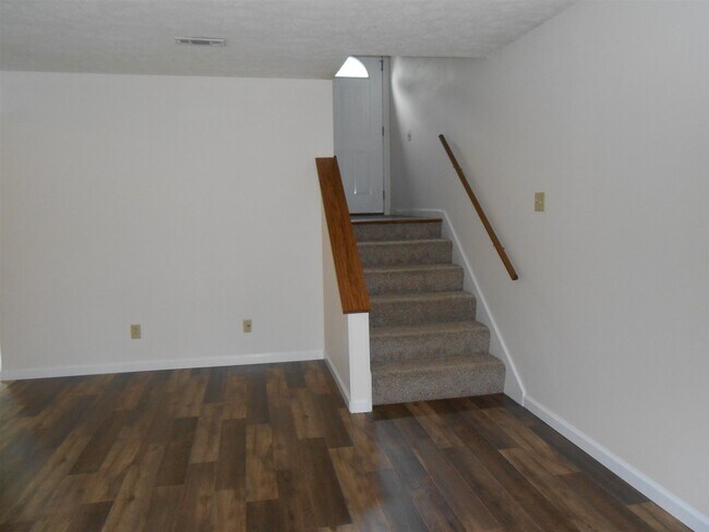 Building Photo - 731 S Park Square Dr